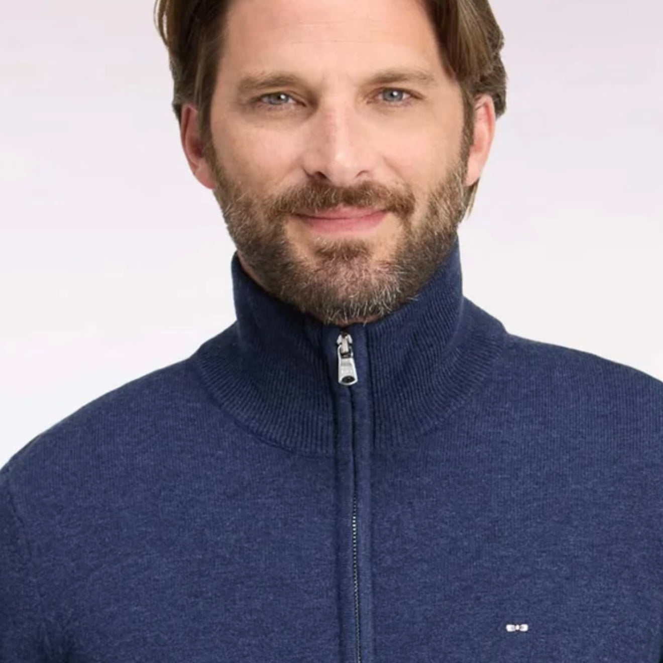 https://www.ausoni.swiss/products/cardigan-zippe-en-laine-et-coton-bleu-coupe-droite-bleu-chine-fonce